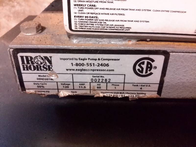 lot 31 image: IRON HORSE, 4.1 Gal, 90 PSI  Air compressor