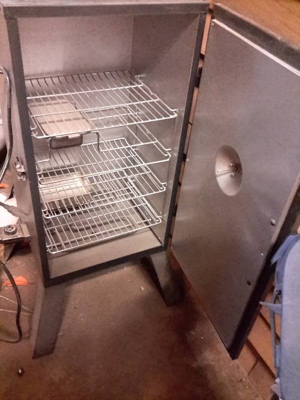 lot 32 image: Master built, Electric Smoker