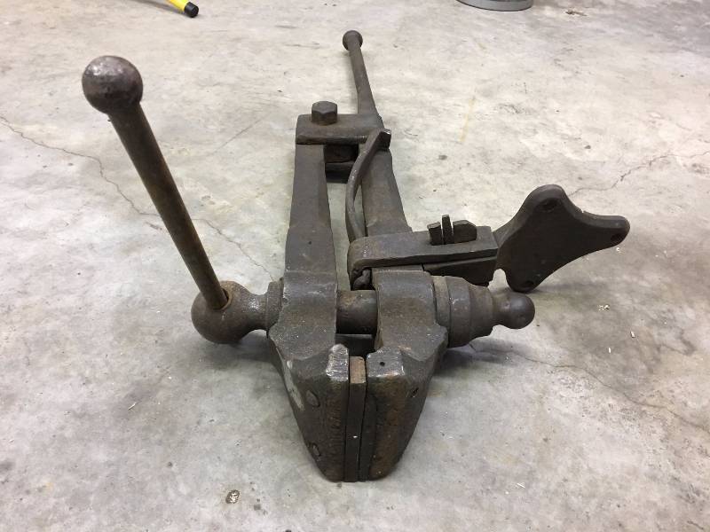 lot 180 image: Antique POST Vise, No 4 Vise