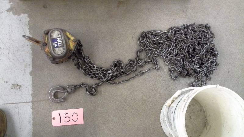 lot 150 image: 1 Ton Chain Hoist