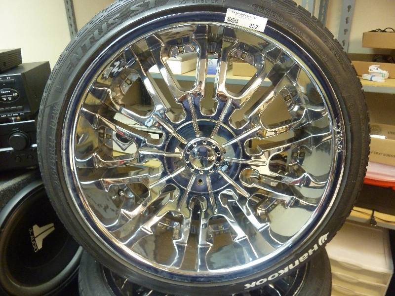lot 252 image: Four DiVinci 22 Rims wTires