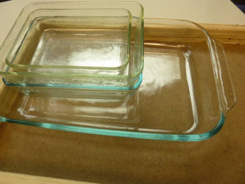 lot 282 image: Pyrex Pans