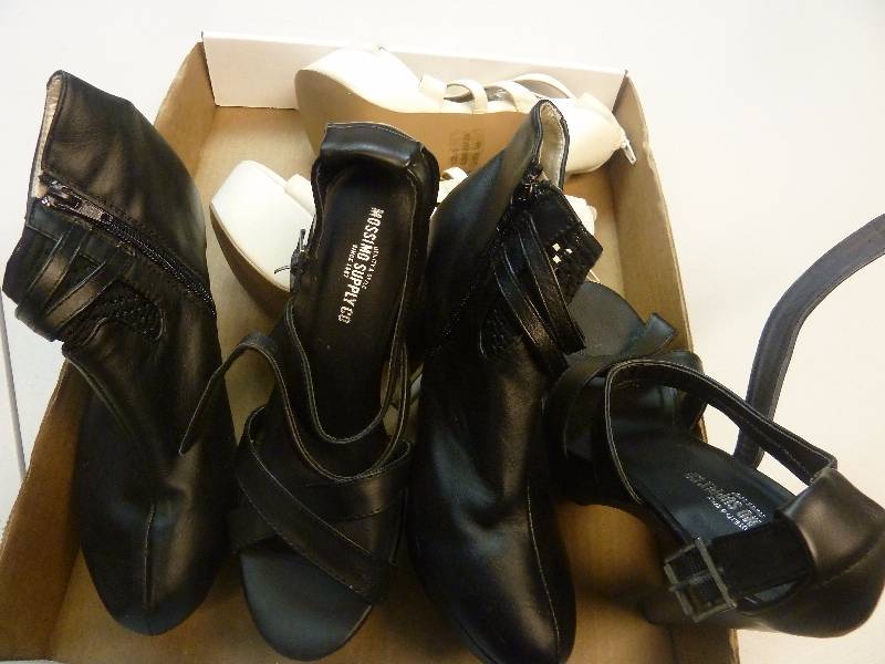 lot 319 image: Womens Shoes