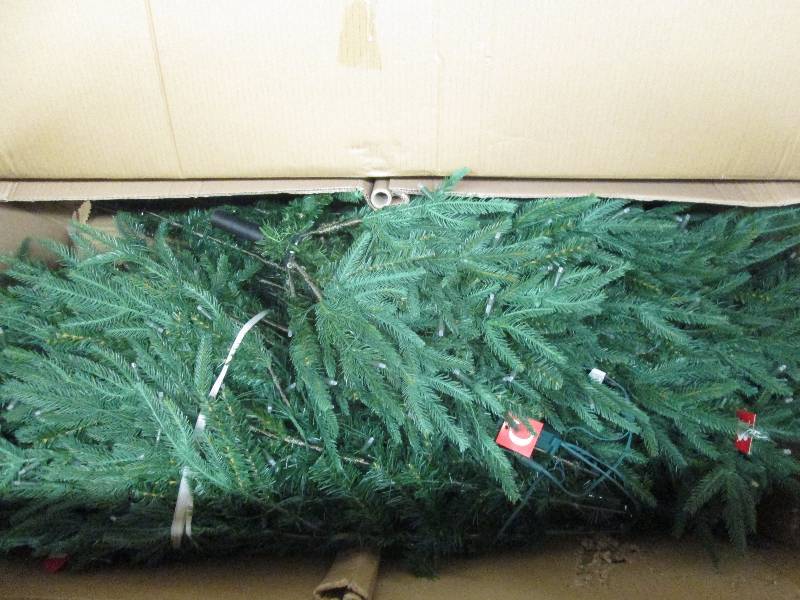 7.5ft pre-lit spruce tree open box ...