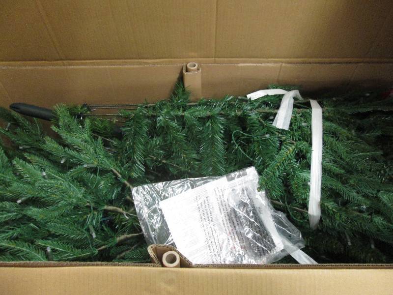 7.5 ft pre-lit spruce tree open box...