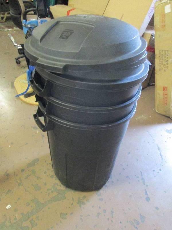 3 roughneck 20 gallon trash cans wi...