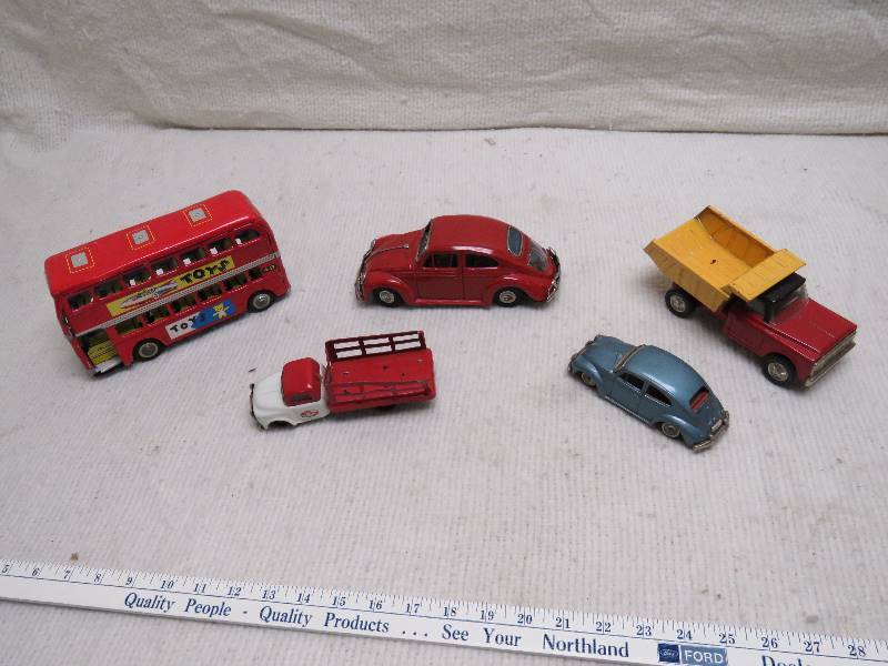 lot 2 image: Vintage Collectible Toys