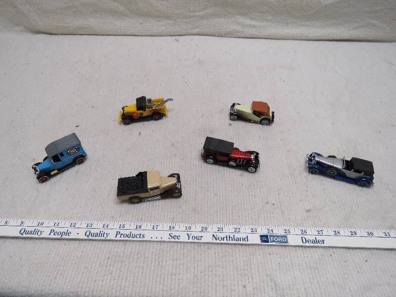 lot 4 image: Collectible Vintage Cars