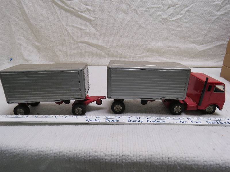 lot 5 image: Vintage Truck