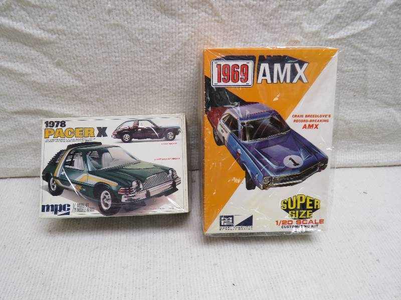 lot 15 image: Vintage Model Kits