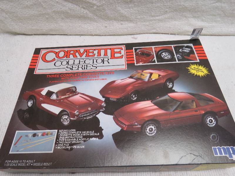 lot 32 image: Collectible Model Kit