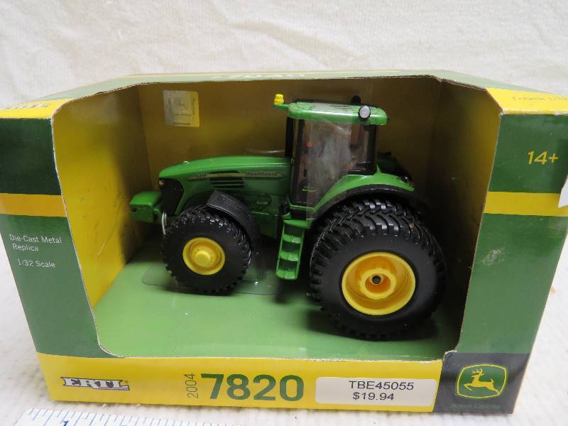 lot 47 image: Collectible John Deere Tractor