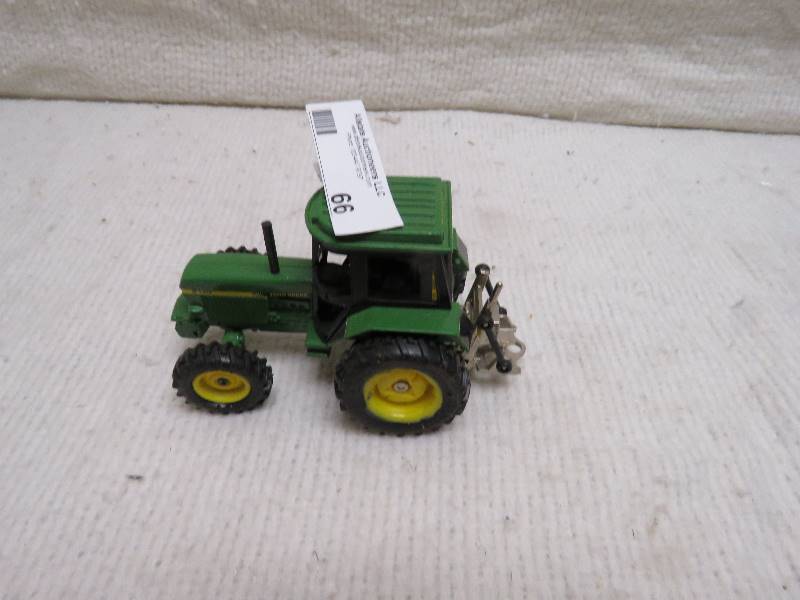 lot 66 image: Collectible John Deere Tractor