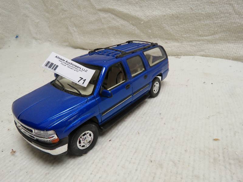 lot 71 image: Collectible Welly Suburban
