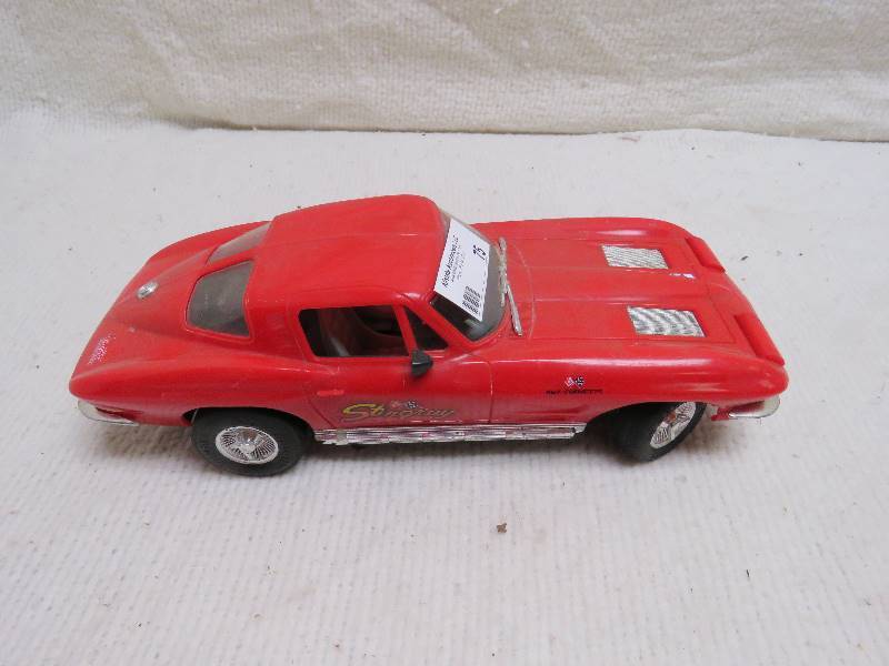 lot 75 image: Collectible Stingray