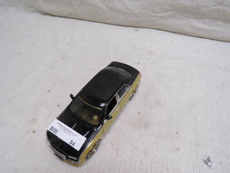 lot 84 image: Collectible Maisto car