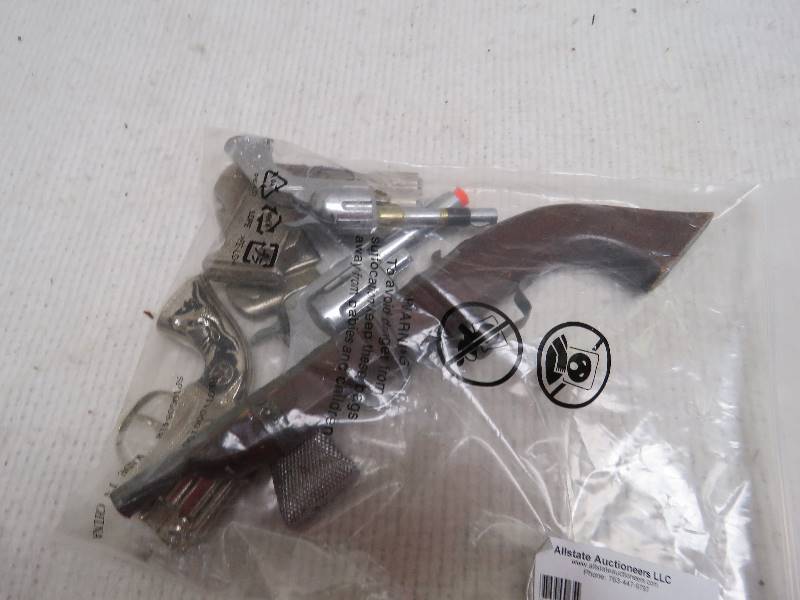 lot 96 image: Vintage Toy Guns