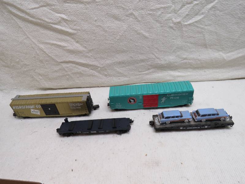 lot 99 image: Collectible Train Cars