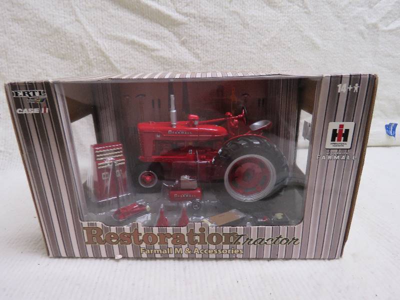 lot 162 image: Collectible Farmall Tractor