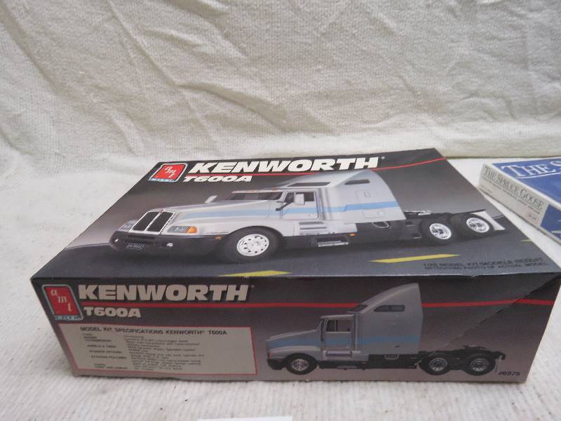 lot 176 image: Collectible Kenworth Model