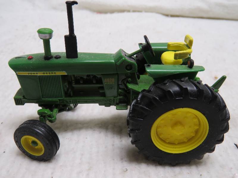 lot 201 image: Collectible John Deere Tractor