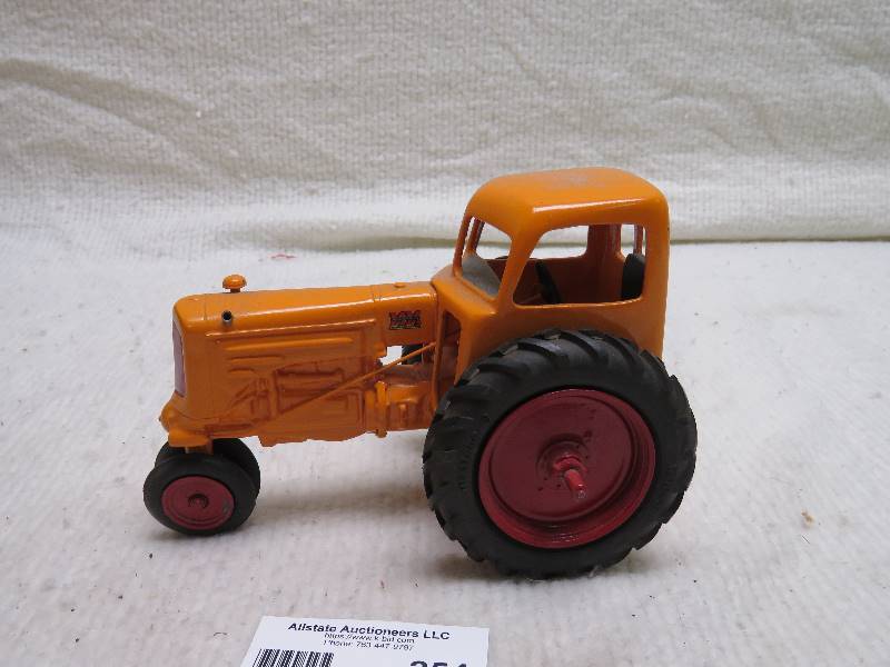 lot 254 image: Collectible Vintage Tractor