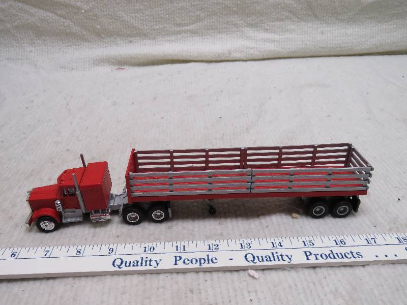 lot 255 image: Lionel Truck and Trailer