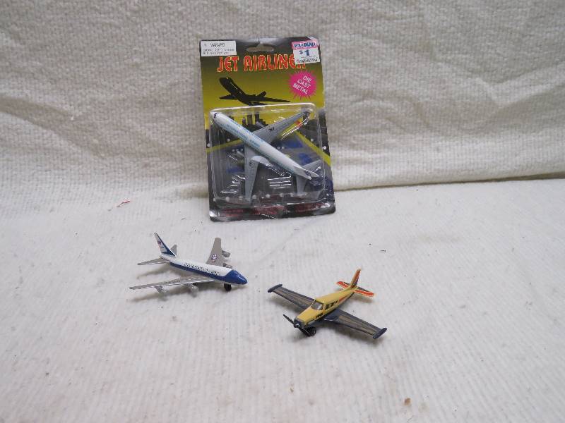 lot 260 image: Collectible Airplanes