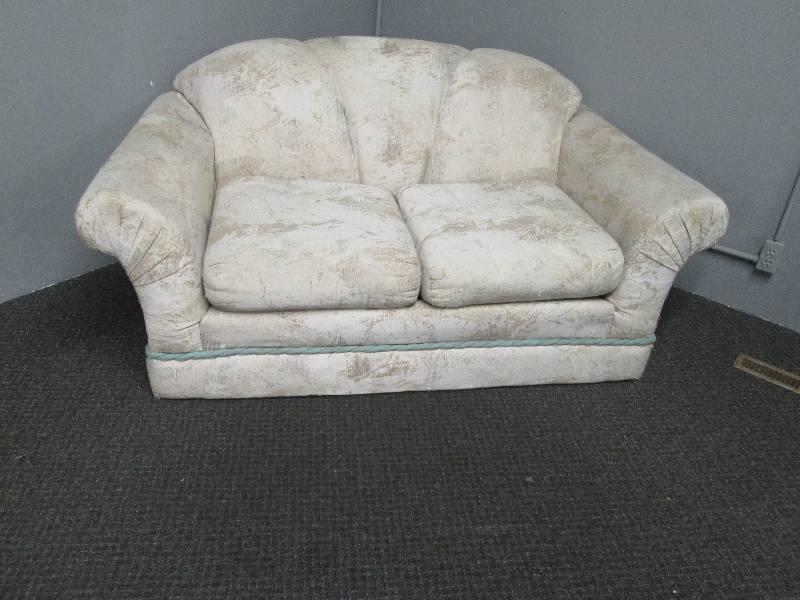 lot 132 image: Tan & Cream Love Seat