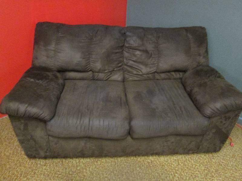lot 138 image: Brown Love Seat