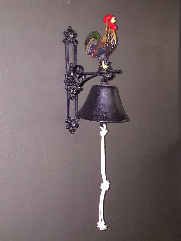 lot 225 image: Cast Iron Rooster Bell