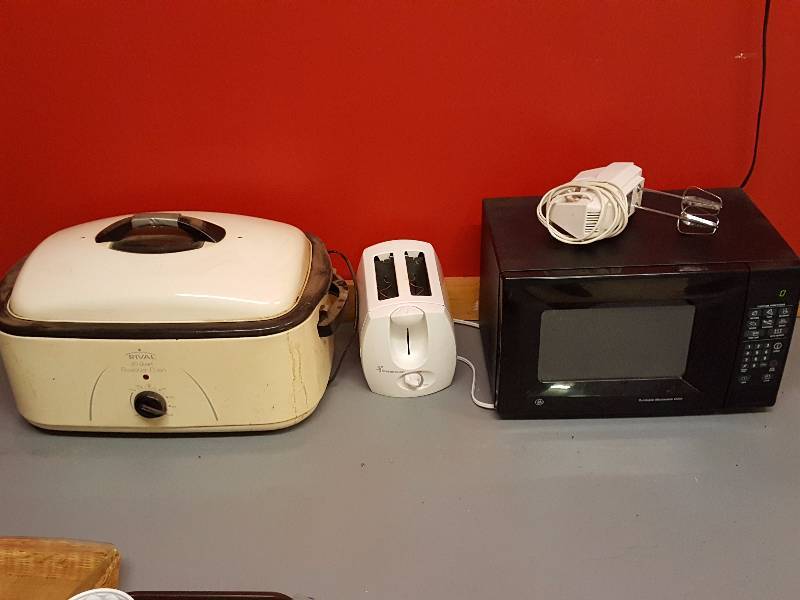 lot 227 image: Rival Slower Cooker & GE Microwave