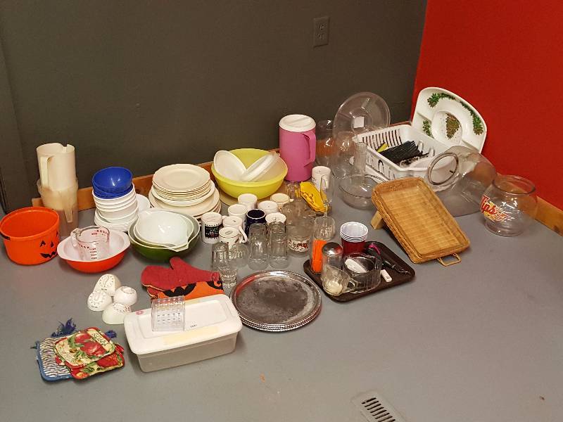 lot 231 image: Large Lot Kitchen Dishes & Pyrex Bowls