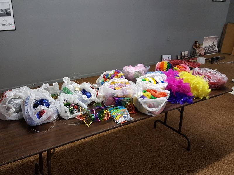lot 243 image: Party Favors & Decorations