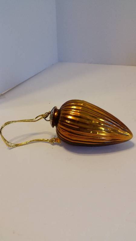 lot 7 image: Golden Acorn Tree Ornament