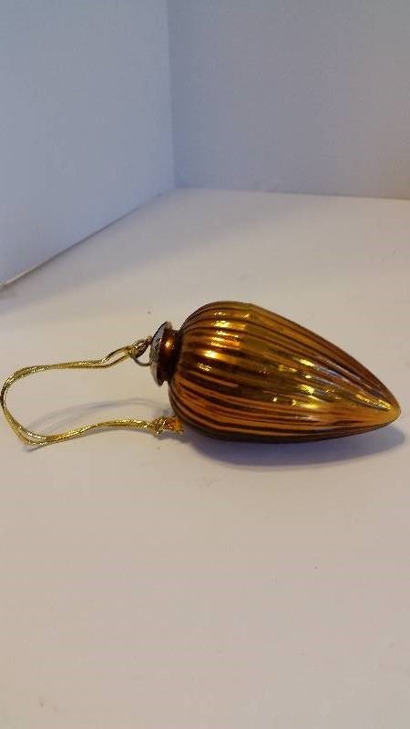 lot 9 image: Golden Acorn Tree Ornament