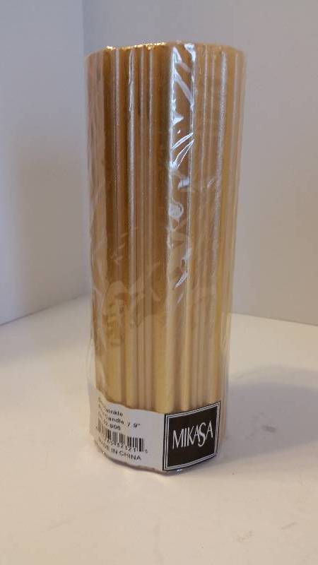 lot 17 image: Mikasa Golden Twinkle 9 Holiday Festive Candle in Original Wrapping