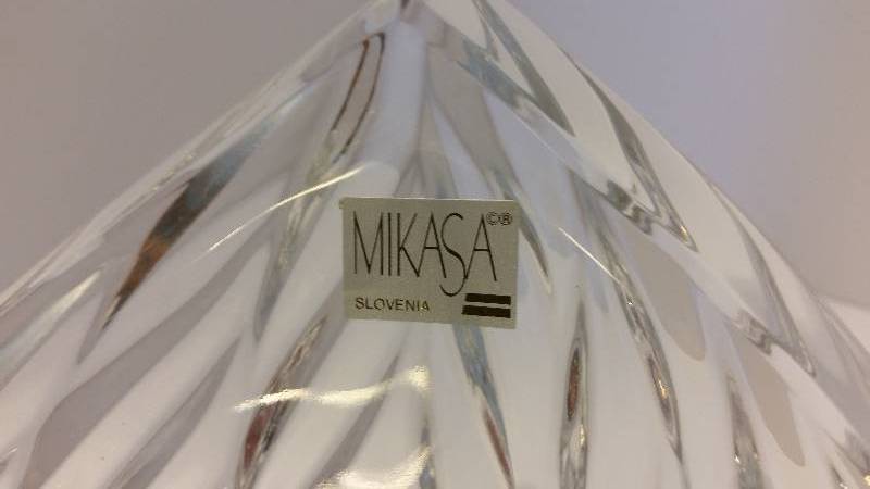 lot 19 image: Mikasa Crystal Haze 8 Melon Bowl - Great for holiday parties