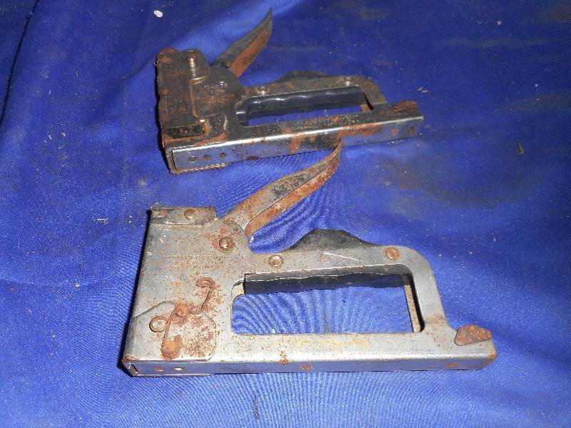 2 HAND STAPLERS
