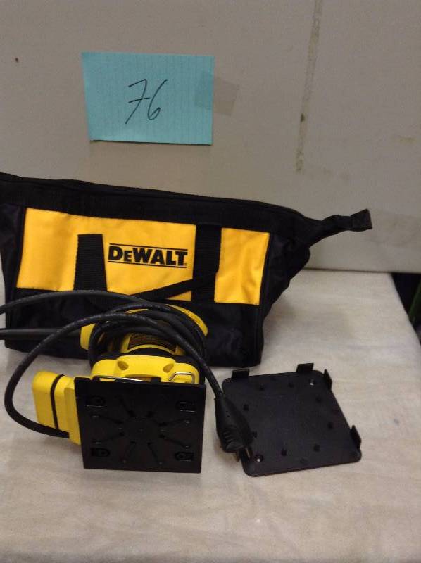 Dewalt 14 Sheet Palm Grip Sander Kit in like new condition D26441K