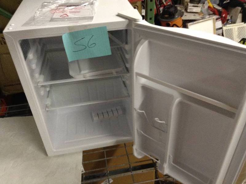 Magic Chef 2.6 CU FT Refrigerator