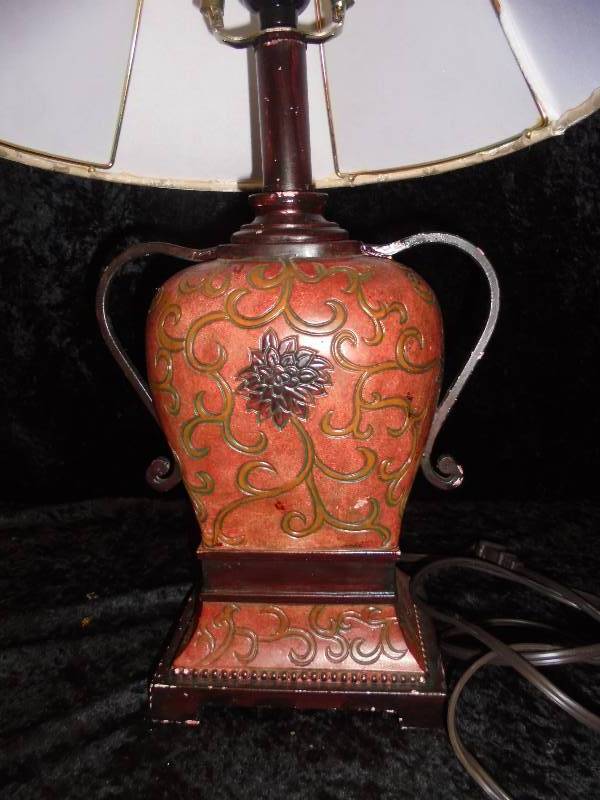 lot 8 image: Lamp,25x13