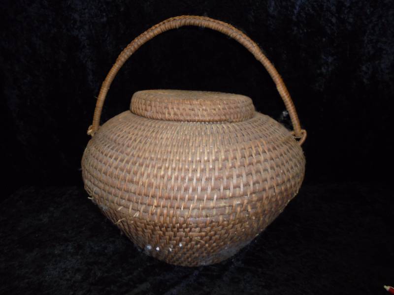 lot 10 image: Round Wicker Basket wLid, 12x17