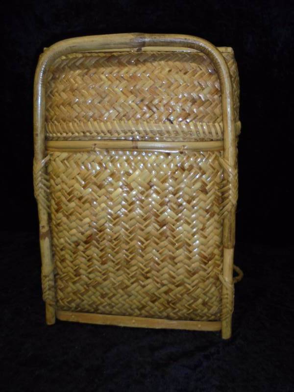 lot 11 image: Wicker Picnic Basket, 19x13x8