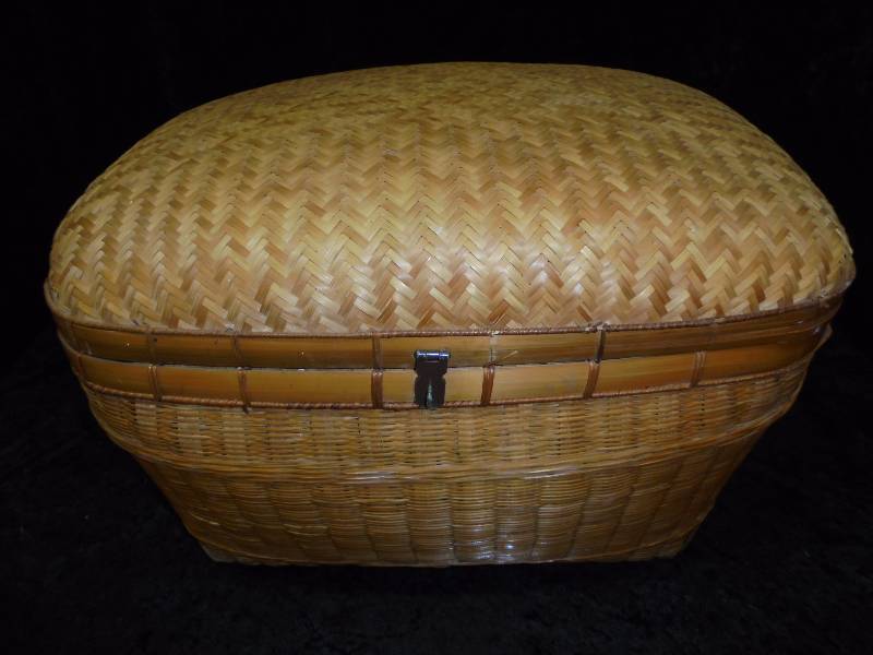 lot 12 image: Wicker Basket, 16x24x18