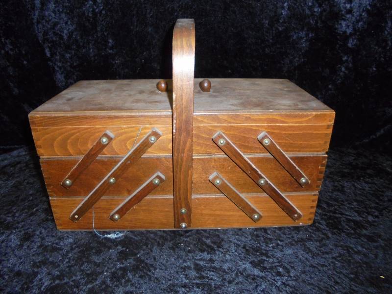 lot 13 image: Wood Sewing Box wcontent