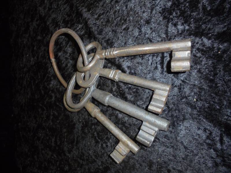lot 16 image: Large Metal Skeleton Keys, keys are appx 7 high