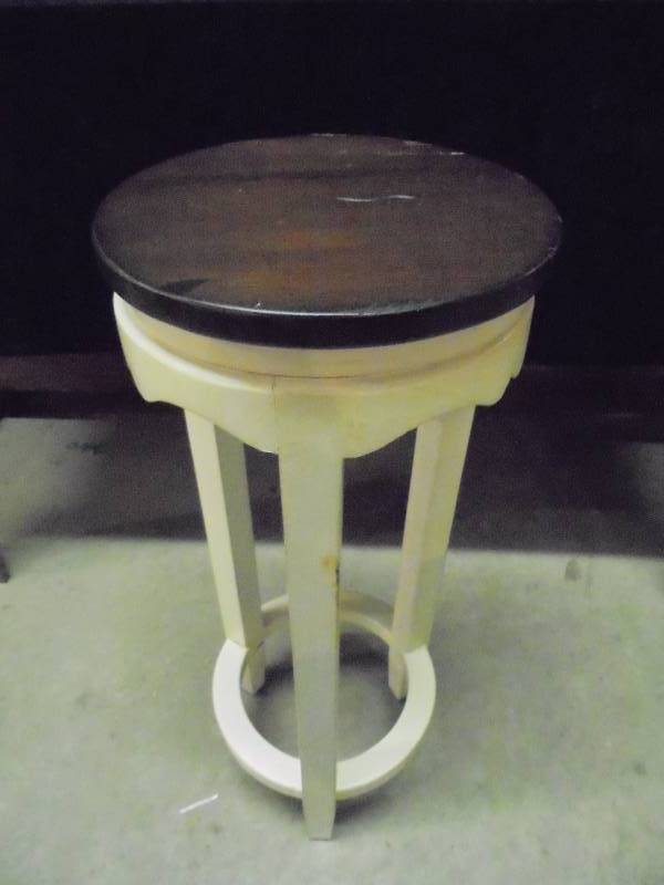 lot 20 image: Round Side Occassional TableStand,  27x11