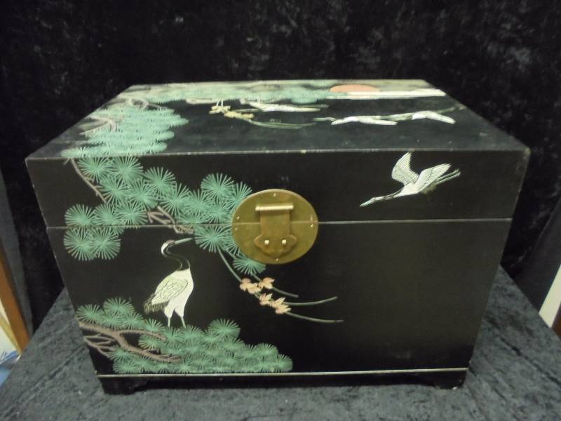 lot 22 image: Oriental Trunk, 18x26x18
