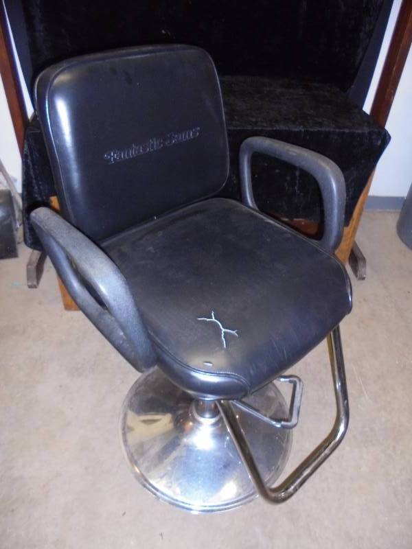 lot 28 image: Barber Chair -works great